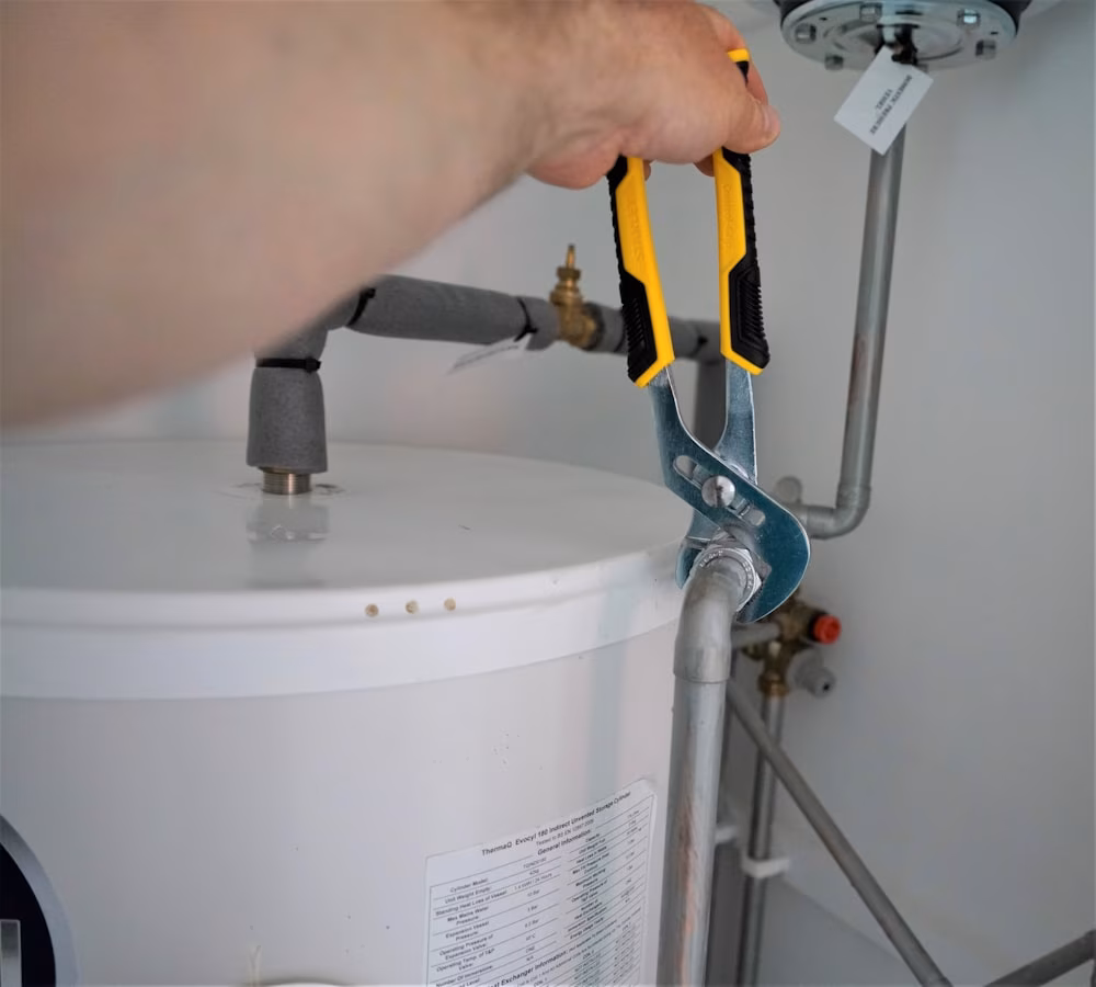 Kombi bağlantıları üzerinde çalışan teknik servis çalışanı