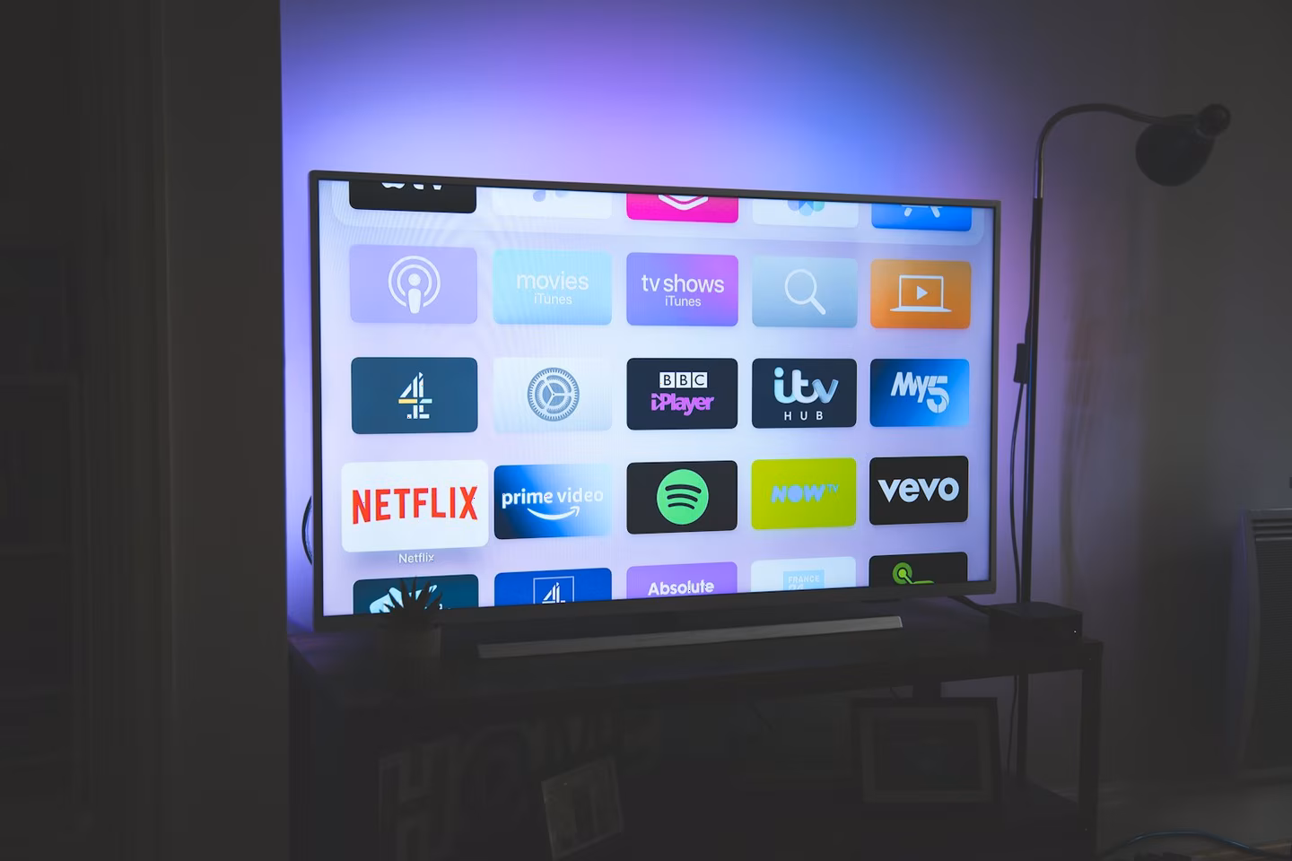 Salonda duvara monte edilmiş LED televizyon